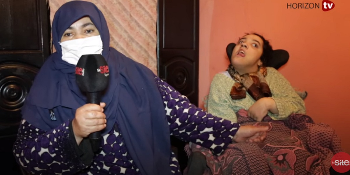 مؤثر.. أم طفلة من ذوي الاحتياجات الخاصة تستعطف المغاربة -فيديو