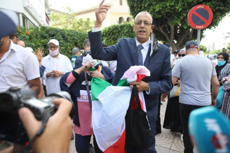 احتشد العديد من المغاربة المهاجرين العالقين بالمغرب أمس الاثنين أمام قنصلية إيطاليا للمطالبة بالتحاقهم بأهاليهم وذويهم عبر رحلة جوية سريعة.