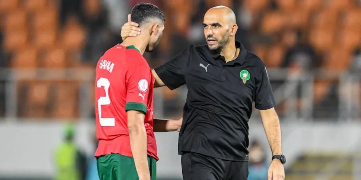 وليد الركراكي مدرب المنتخب المغربي رفقة أشرف حكيمي