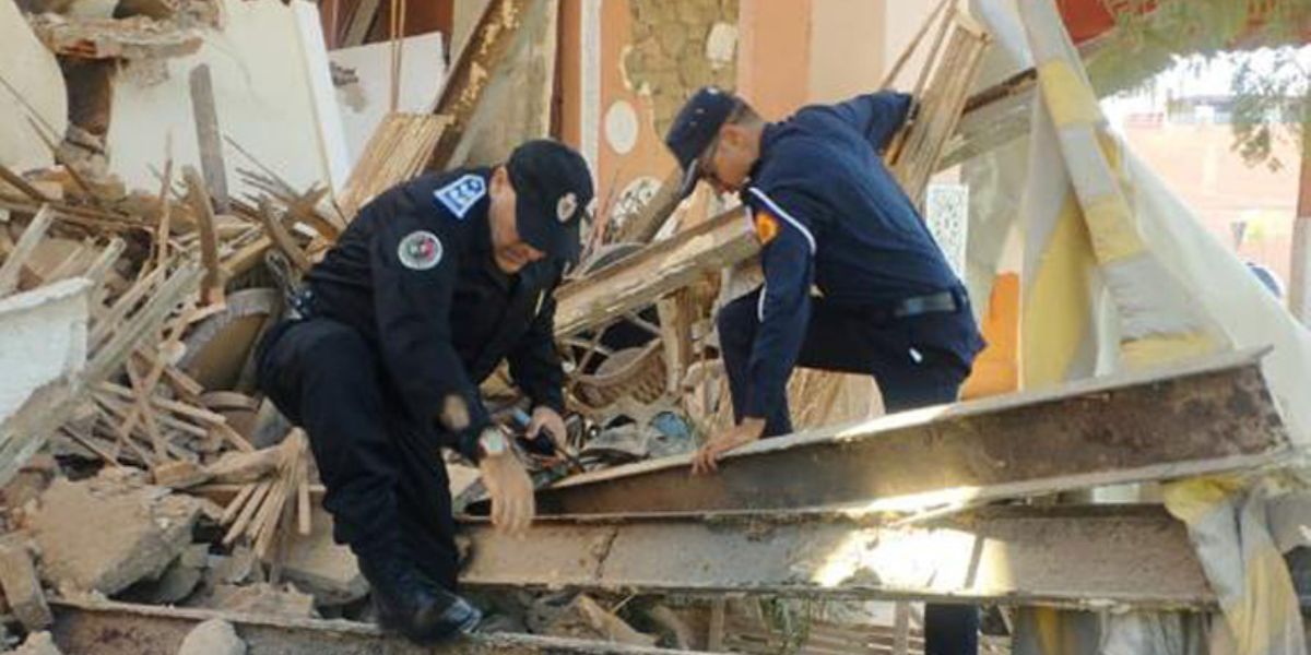 عناصر شرطة يقدمون المساعدة لمتضررين من زلزال الحوز