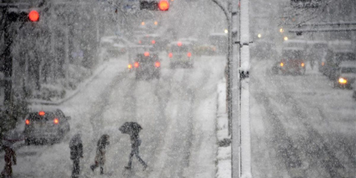 Hundreds of schools in Britain were closed due to strong snowfalls