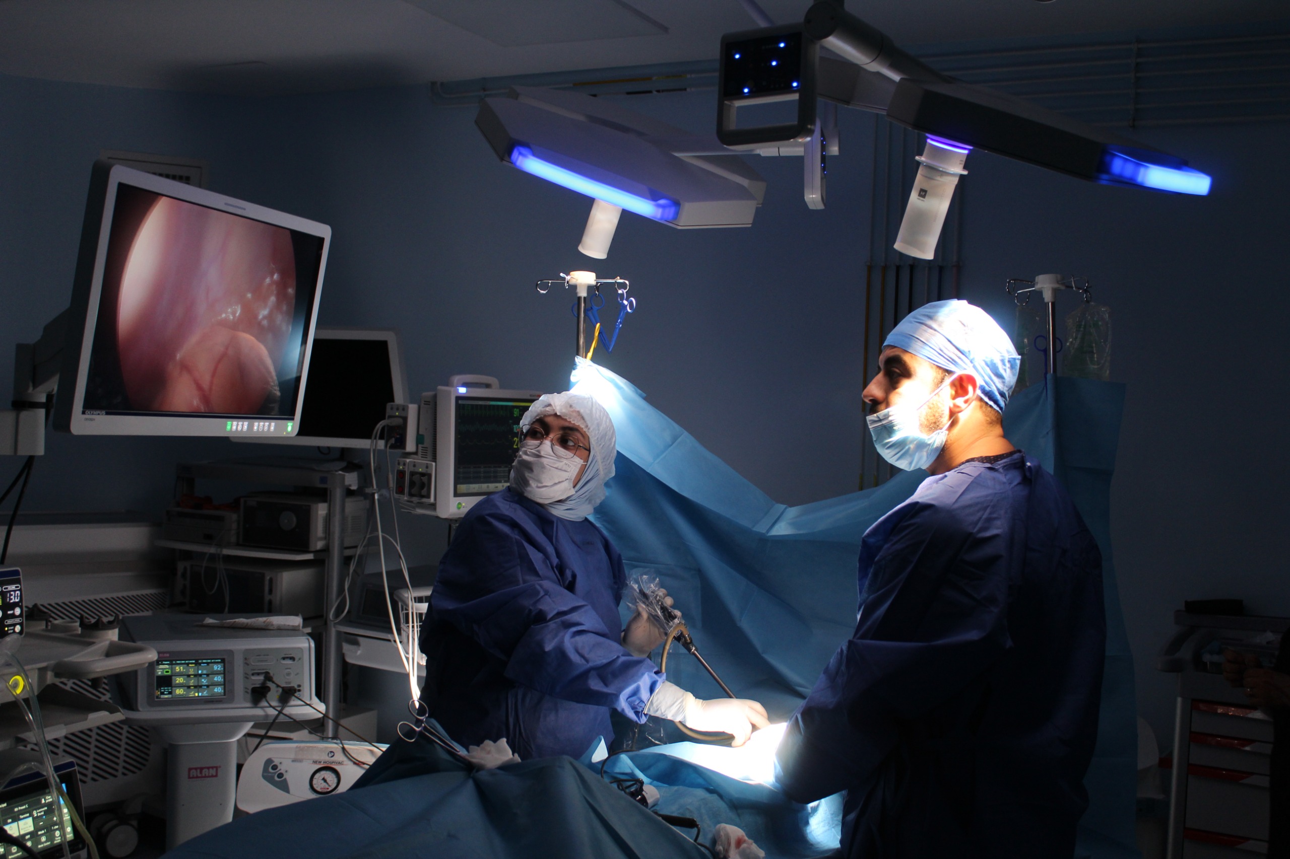 سابقة.. نجاح عمليتين دقيقتين لتثبيت الخصية بالمنظار لطفلين بمدينة مغربية -صور