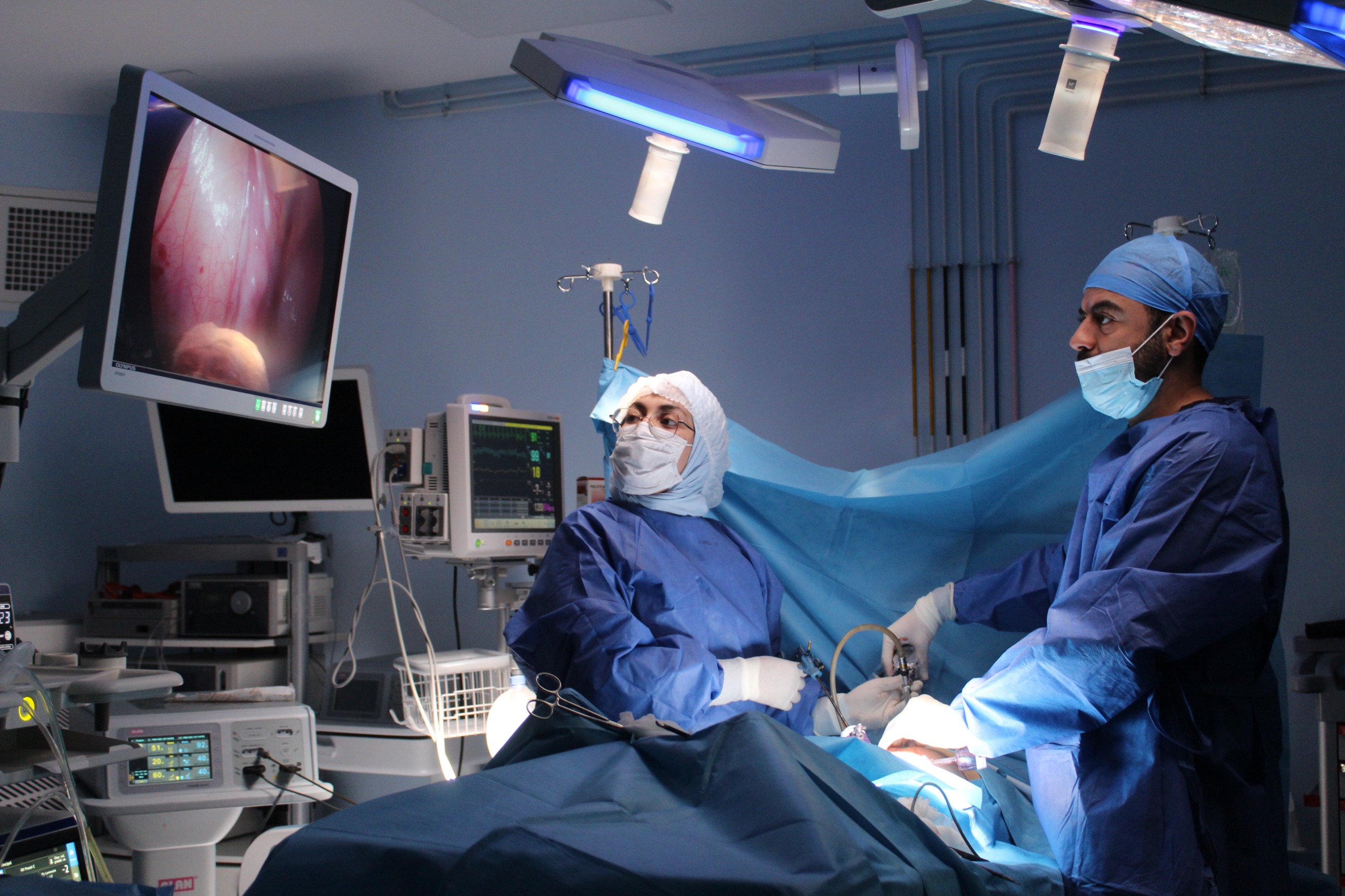 سابقة.. نجاح عمليتين دقيقتين لتثبيت الخصية بالمنظار لطفلين بمدينة مغربية -صور