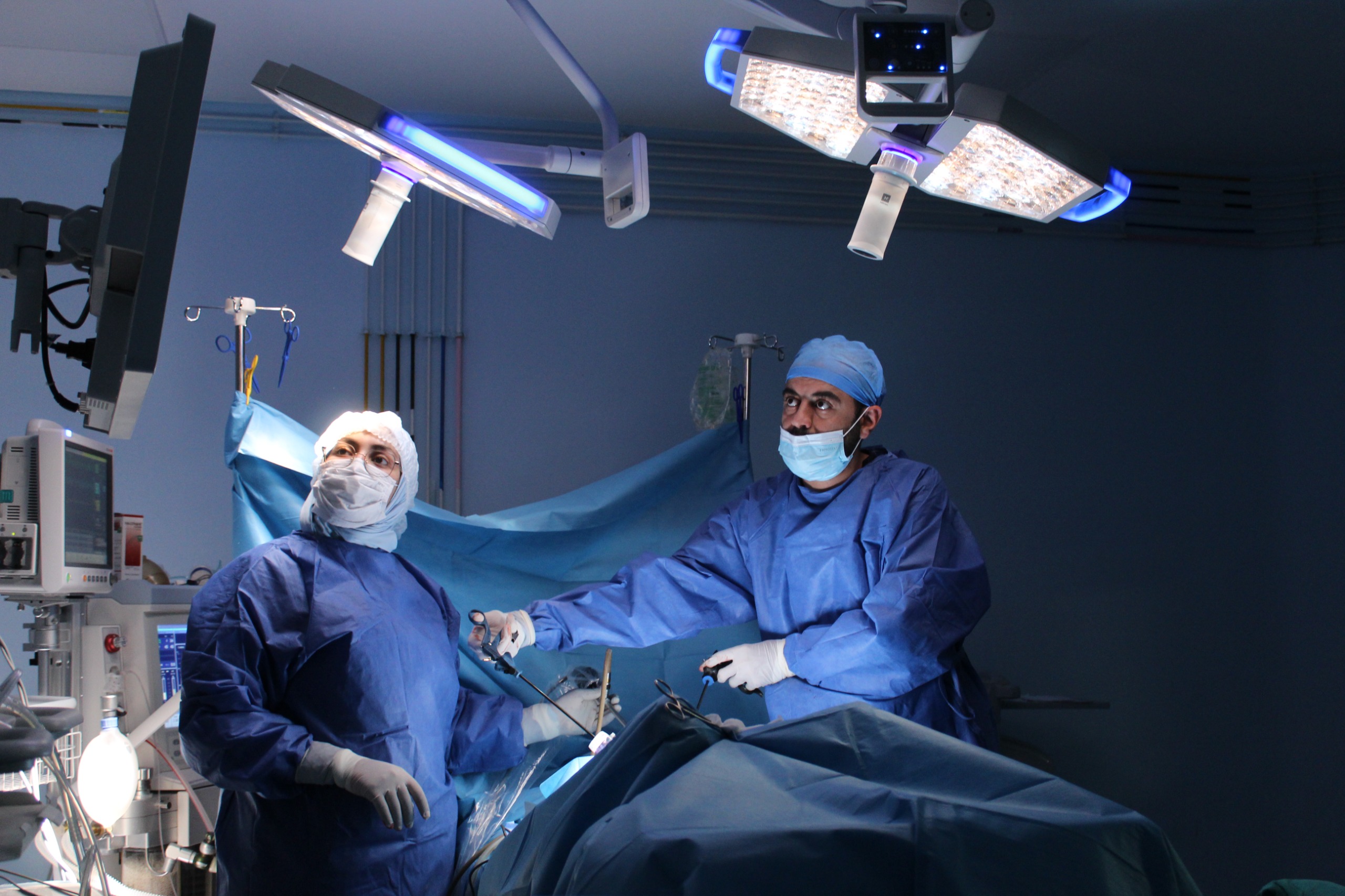 سابقة.. نجاح عمليتين دقيقتين لتثبيت الخصية بالمنظار لطفلين بمدينة مغربية -صور