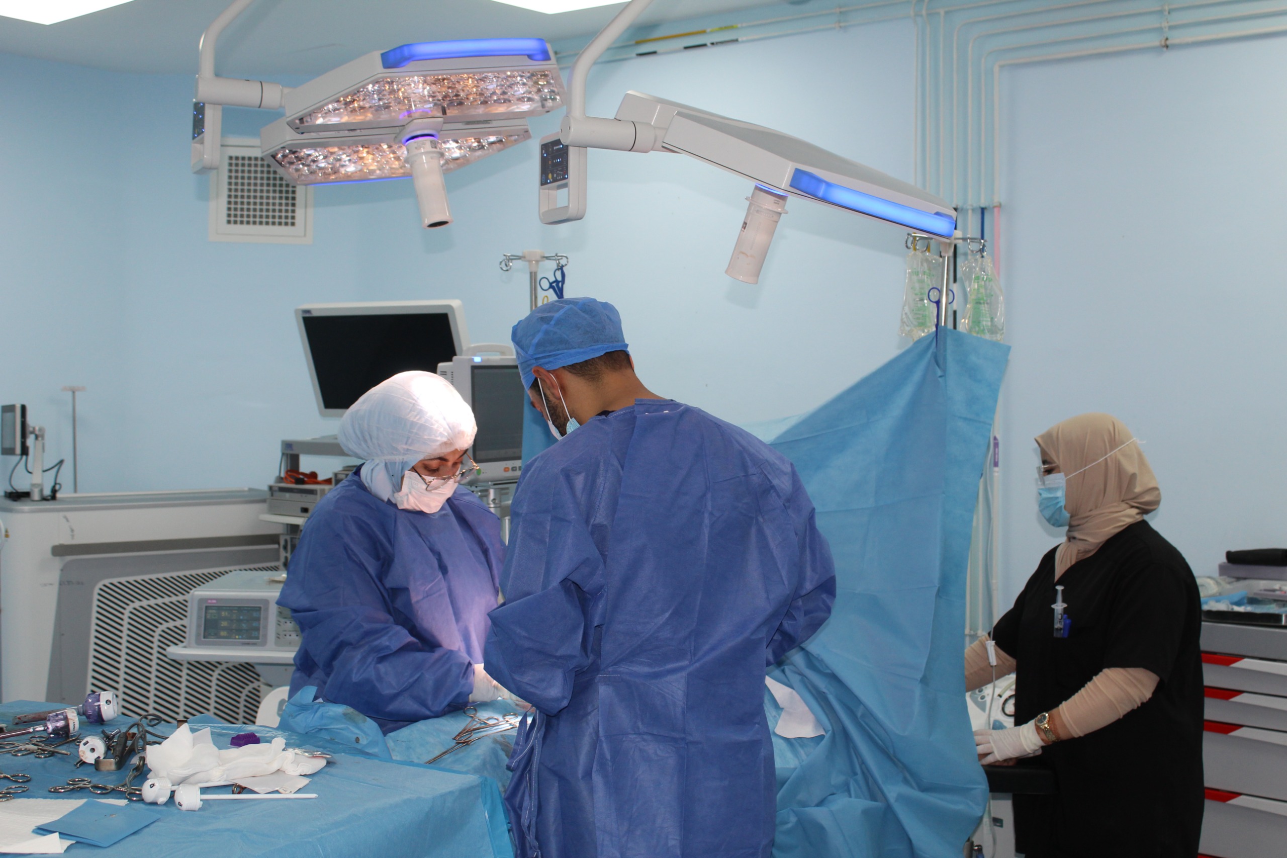 سابقة.. نجاح عمليتين دقيقتين لتثبيت الخصية بالمنظار لطفلين بمدينة مغربية -صور