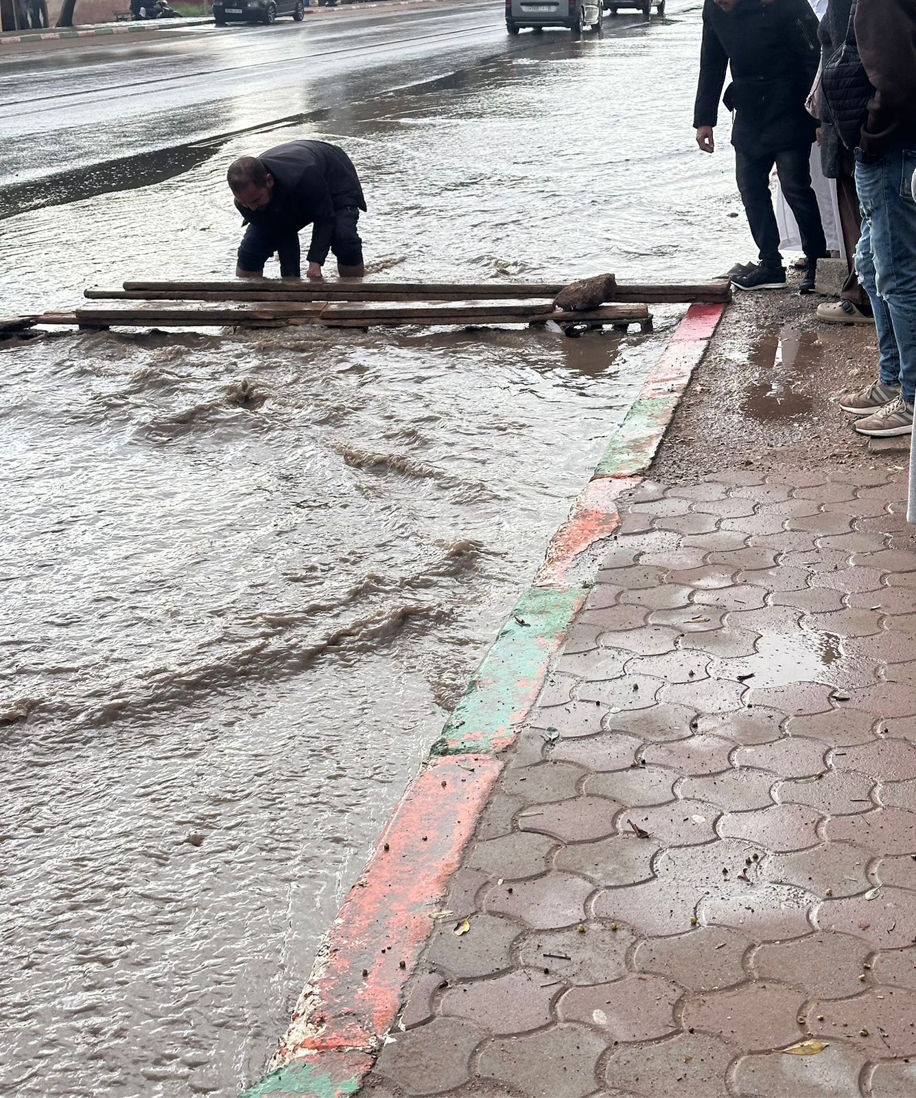 بني ملال.. أمطار رعدية تغرق أحياء وتفضح هشاشة البنية التحتية -فيديو