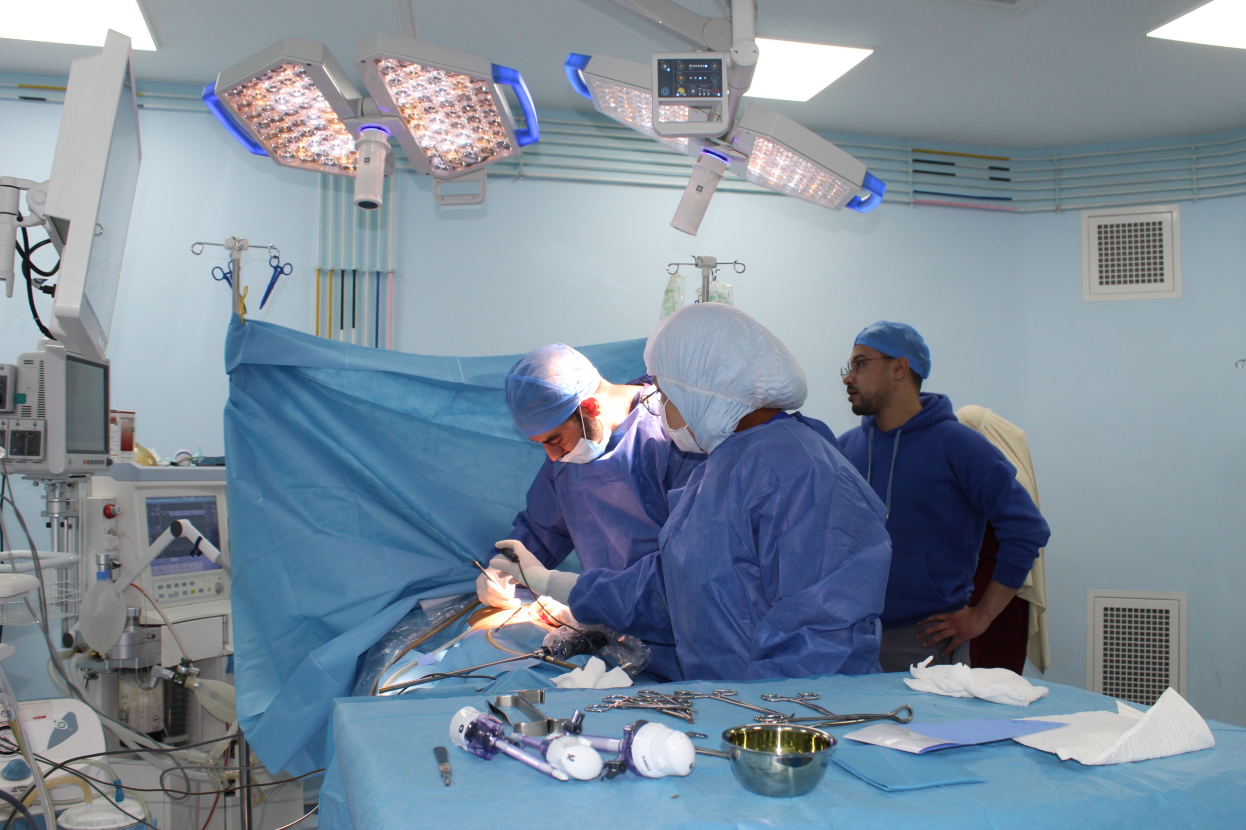 سابقة.. نجاح عمليتين دقيقتين لتثبيت الخصية بالمنظار لطفلين بمدينة مغربية -صور