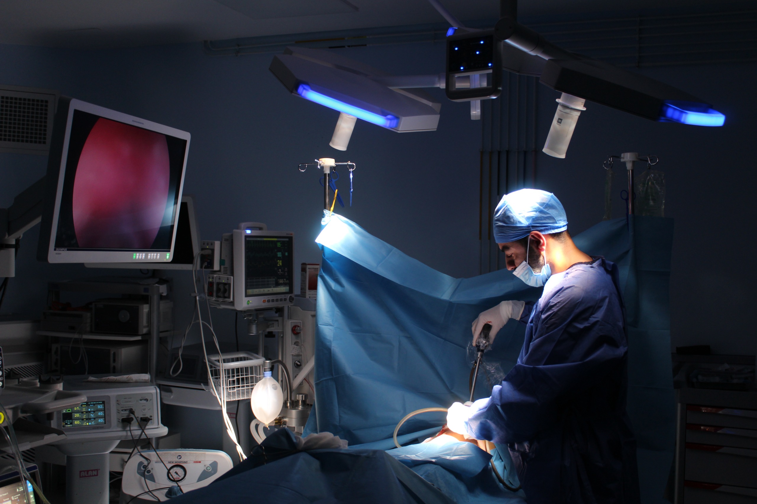 سابقة.. نجاح عمليتين دقيقتين لتثبيت الخصية بالمنظار لطفلين بمدينة مغربية -صور